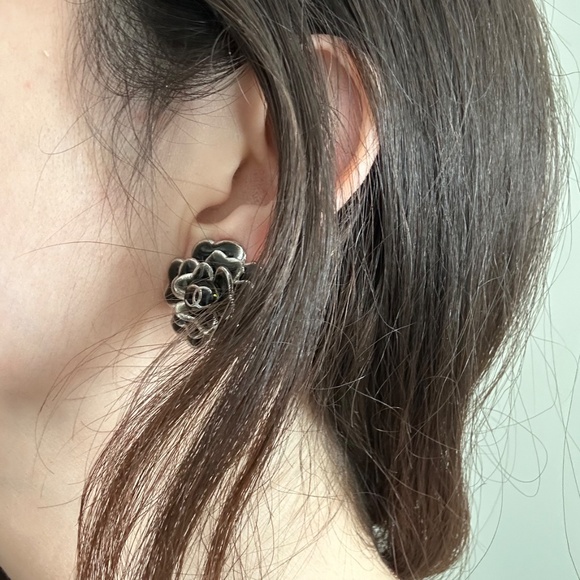 Vintage black Camelia Chanel earrings - Picture 4 of 4